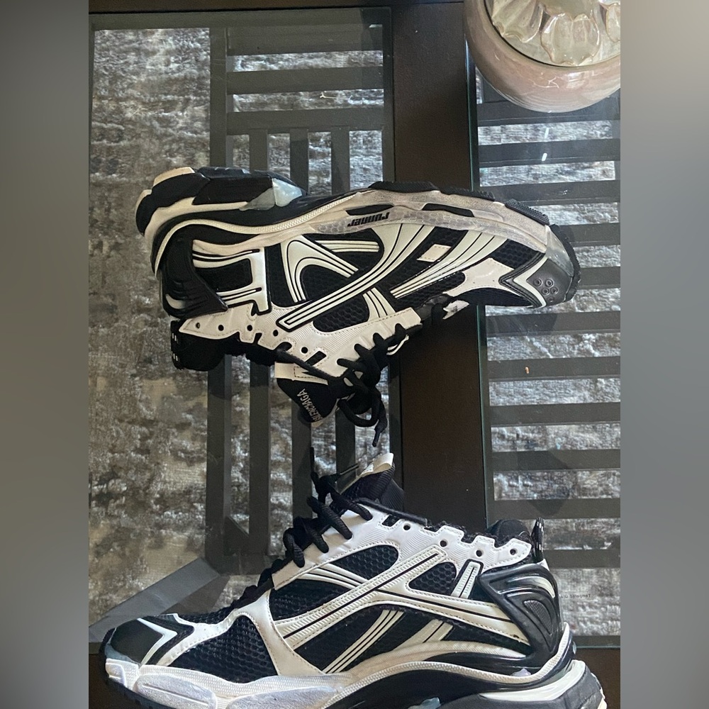 Black & white balenciaga runner , never worn size 42. Size 9 in US men.